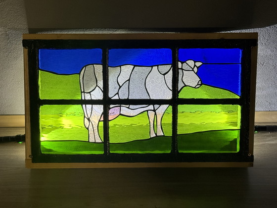 Image 1 of Vetrata colorata con motivo di mucca - realizzata a mano nella finestra della stalla