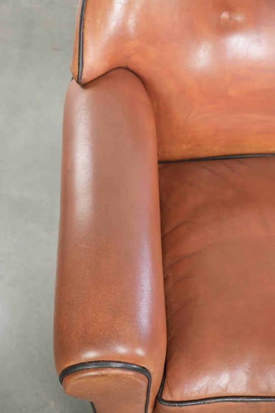 Image 1 of 2 poltrone di design Bart van Bekhoven in pelle di pecora con schienale arrotondato e profili neri.
