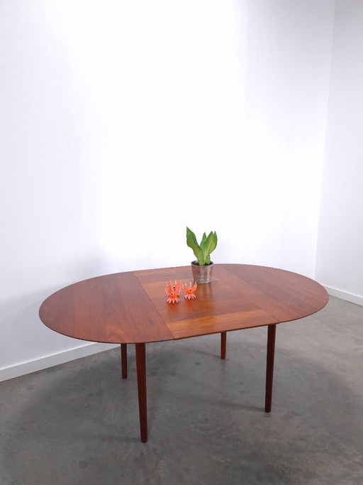 Vintage Danish Søborg Møbelfabrik extendable oval round teak Dining table