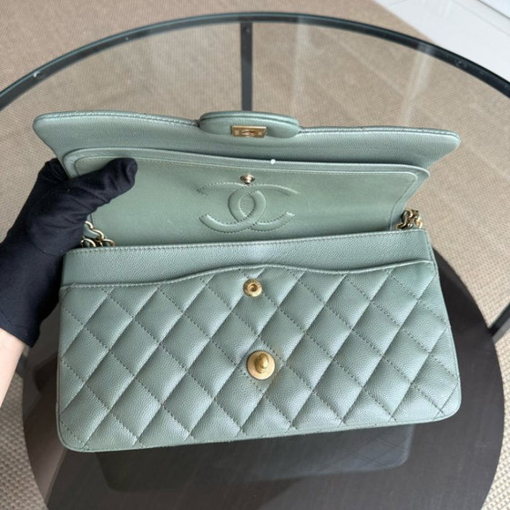 Image 1 of Chanel Classic Flap Medium - Caviar 25CM Gewatteerd generfd kalfsleer Lichtblauwgroen Goudkleurige hardware Serie 25
