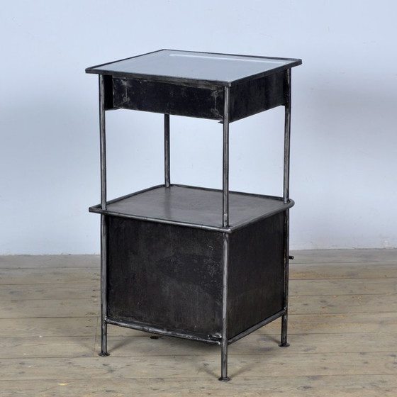 Table de nuit, années 1910 – Tables de nuit, Verre, Métal (photo 12 of 12)