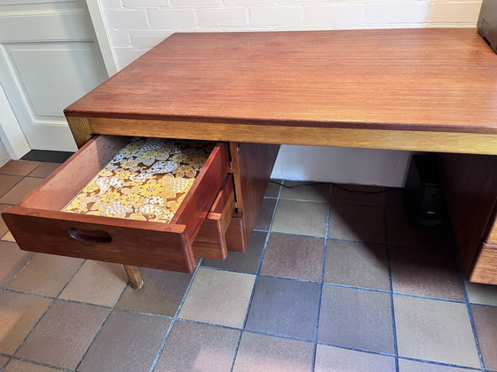 Image 1 of Vintage teakhouten bureau met 6 lades