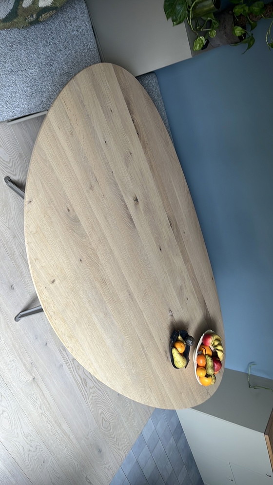 Image 1 of Eettafel met organisch, eiken tafelblad en gepoedercoat onderstel