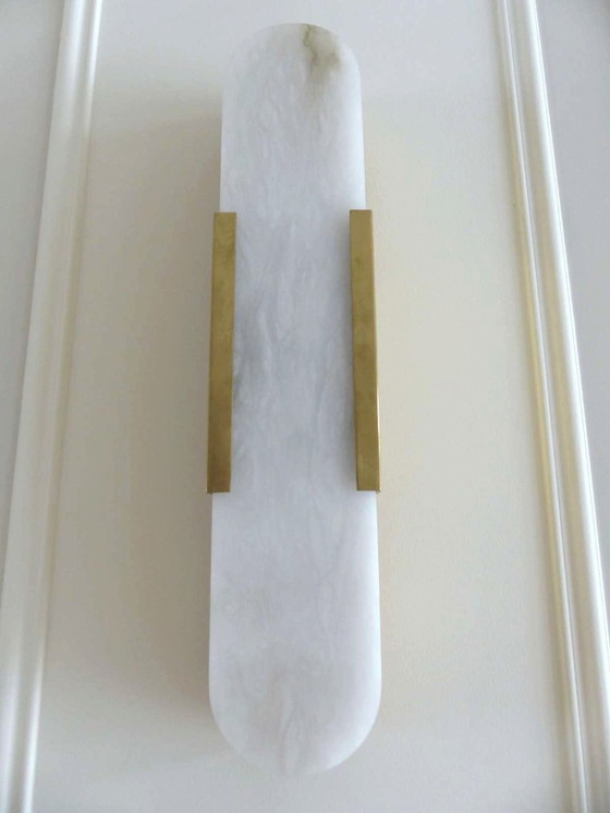 Image 1 of Set aus 2 Wandleuchten „Elongated Melange“ aus Messing und Naturalabaster von VISUAL COMFORT, entworfen von Kelly Wearstler