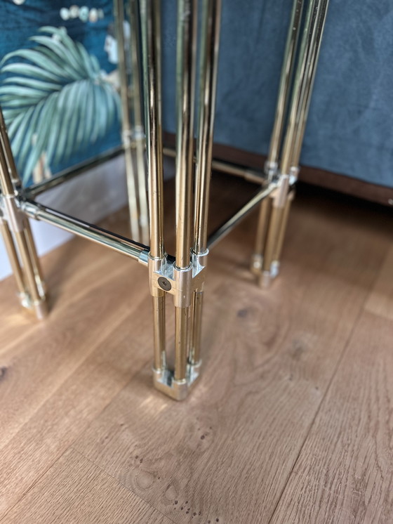 Image 1 of Tavolino laterale vintage in ottone con vetro fumé in stile anni '70 (Hollywood Regency)