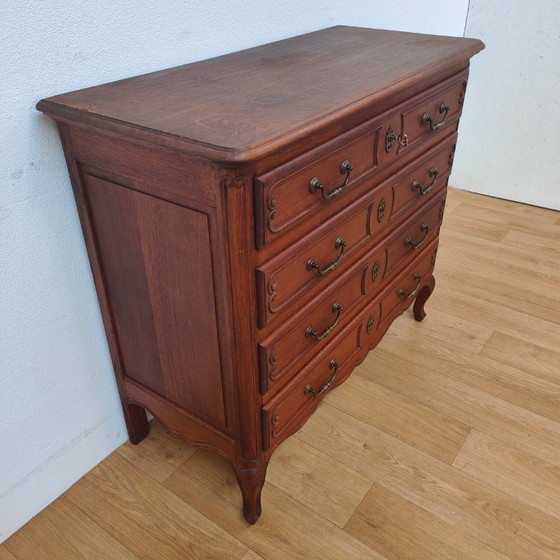 Image 1 of Cassettiera/comò vintage in legno rustico, stile Queen Anne
