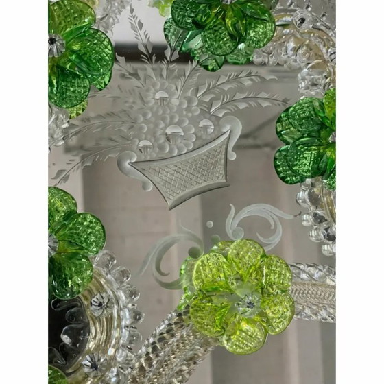 Image 1 of Miroir ovale vénitien à motif floral vert sculpté à la main – Style verre de Murano italien des années 2000