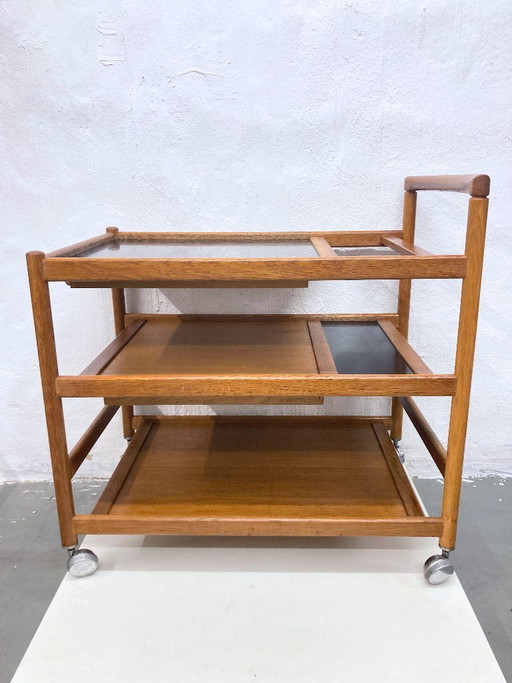Dyrlund serveerwagen van eikenhout en resopal, Deens design uit de jaren 60/70.