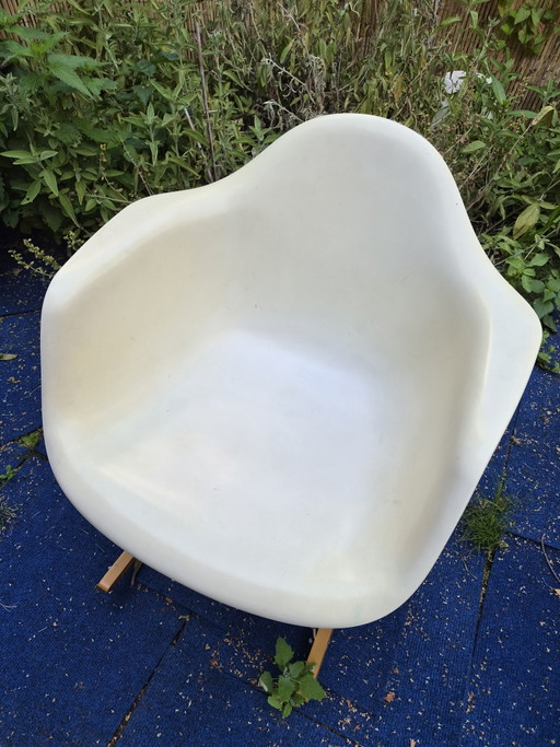 Vitra eames schommelstoel