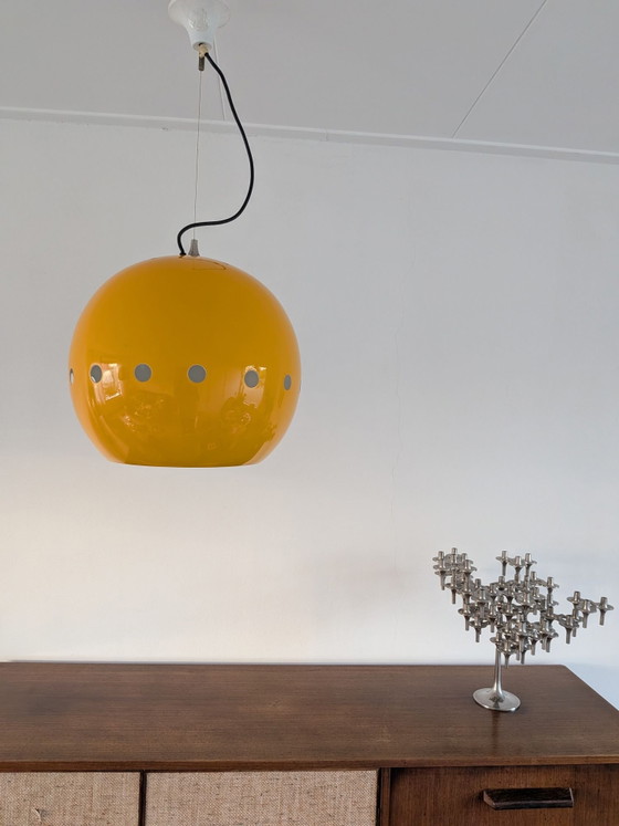Grande lampada a sospensione Space Age a occhio di bue giallo ocra, Lampade a sospensione, Metallo (foto 2 di 6)