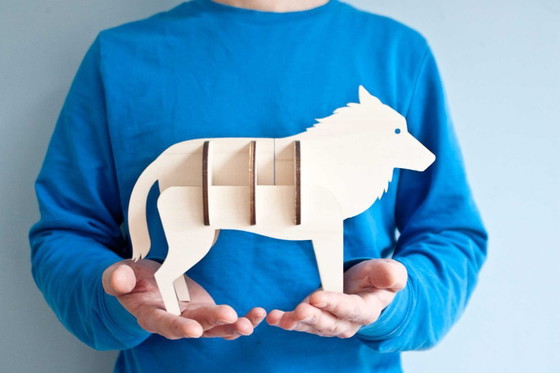 Image 1 of Wolfsdekoration aus Holz von Ulap Design