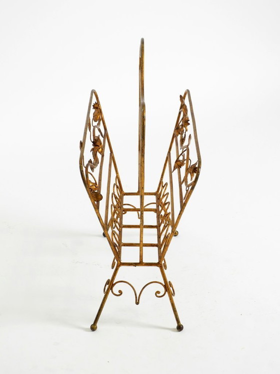 Image 1 of Straordinario portariviste e giornali in stile moderno di metà secolo con struttura in metallo dorato.