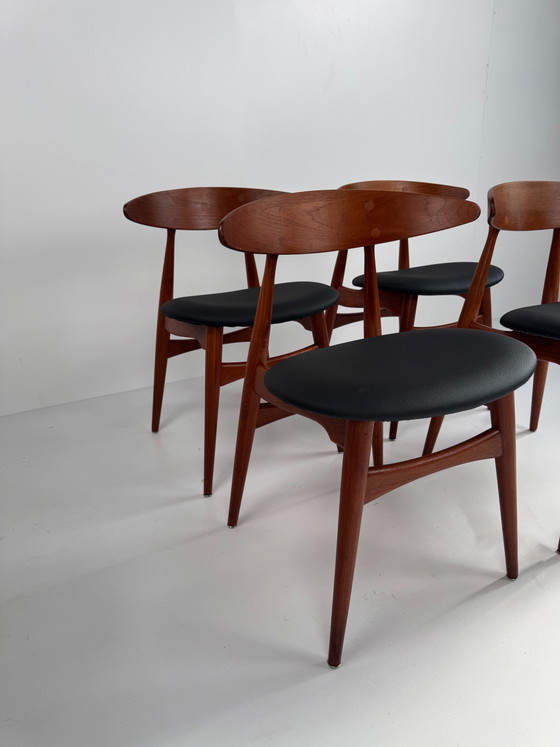 Image 1 of Set van 4 CH33 eetkamerstoelen, Hans J. Wegner, Denemarken, jaren 1950