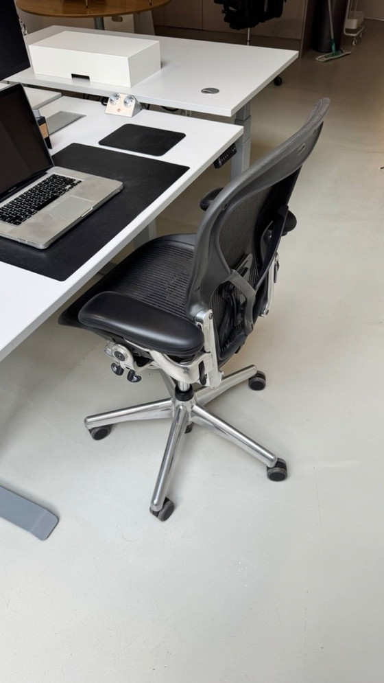 Image 1 of Herman Miller Aeron bureaustoel met chroom onderstel