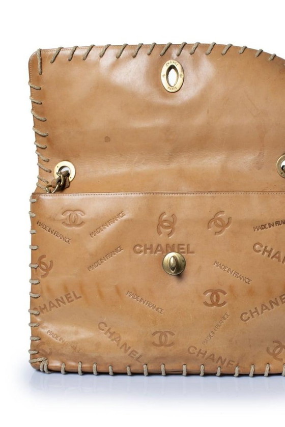 Image 1 of Bolso Chanel XL de piel marrón repujada con solapa y cadena.