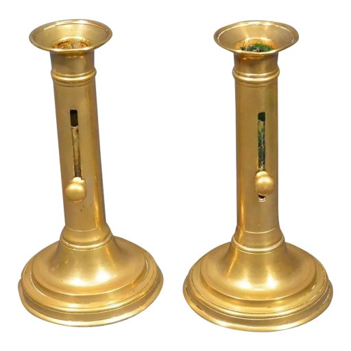 Coppia di candelieri francesi in ottone a spinta del XIX secolo, circa 1880