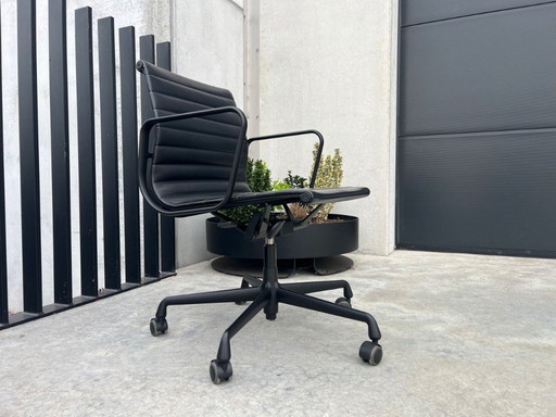 Vitra Eames EA117 lederen bureaustoel