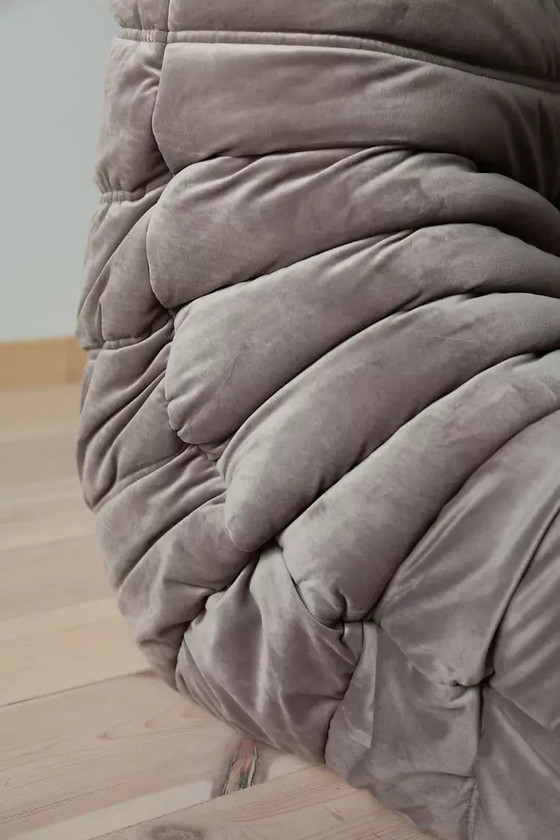 Togo fauteuil in warmgrijs fluweel – Michael Ducaroy, Textile, Velvet (photo 9 of 10)