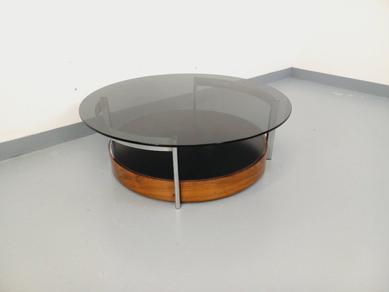 Image 1 of Vintage Italiaanse ronde salontafel uit de jaren 60/70, gemaakt van gebogen palissanderhout, verchroomd metaal en gerookt glas.