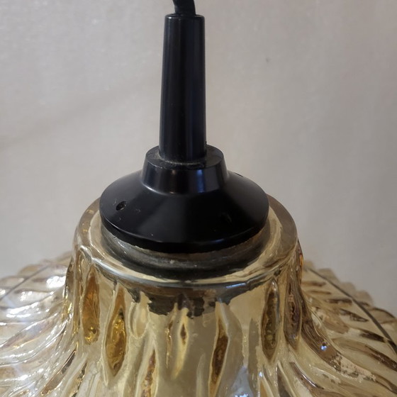 Image 1 of Lampada a sospensione vintage in vetro ambrato iridescente degli anni '60-'70