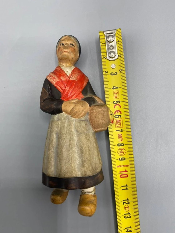 Vintage polychrome terracotta statuette depicting a peasant woman, French work, circa 1940 (photo 5 of 5)