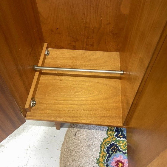 Image 1 of Armoire vintage élégante du milieu du siècle, à 3 portes, avec penderie et étagères, amovible