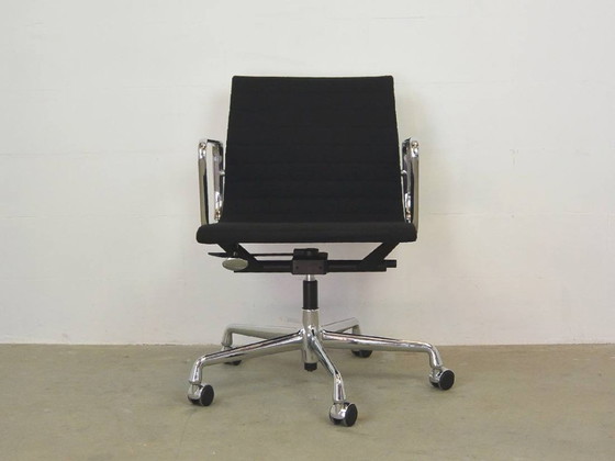 Sedia da ufficio Vitra Ea 117, Charles Eames – Sedie girevoli, Alluminio (photo 2 of 10)