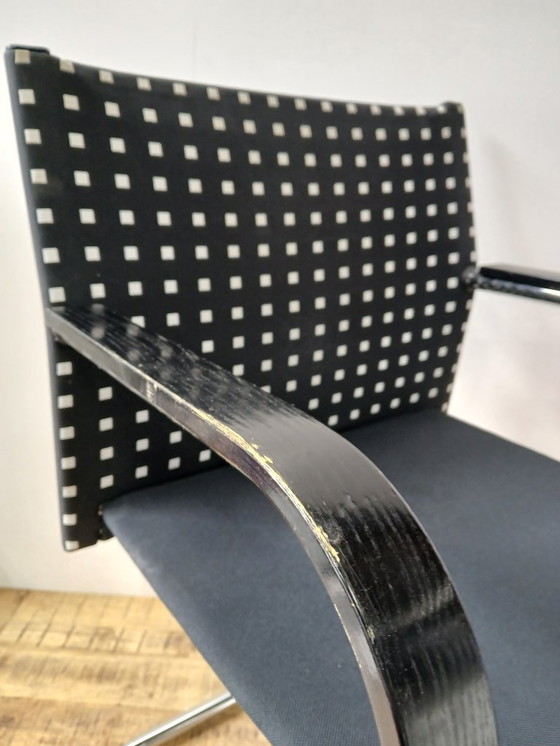 Image 1 of 6 sillas de conferencia Vitra AC3, color negro y cuadros blancos