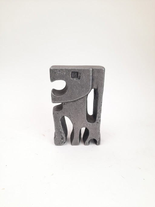 Brutalistische sculptuur van een gestileerde leeuw door Willy Ceyssens.