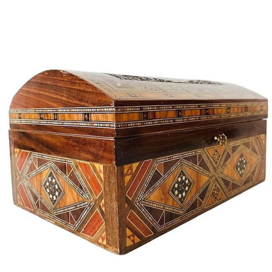 Image 1 of Portagioie vintage XL Khatam in legno geometrico con serratura, intarsi in madreperla, anni '70