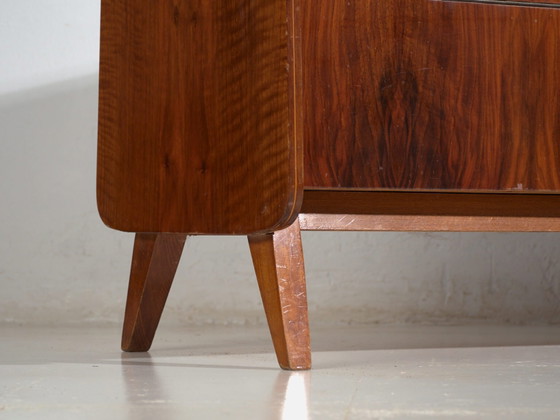 Credenza con vetrina Mid-Century impiallacciata in noce con gambe affusolate – Cecoslovacchia, circa 1960 (photo 12 of 39)