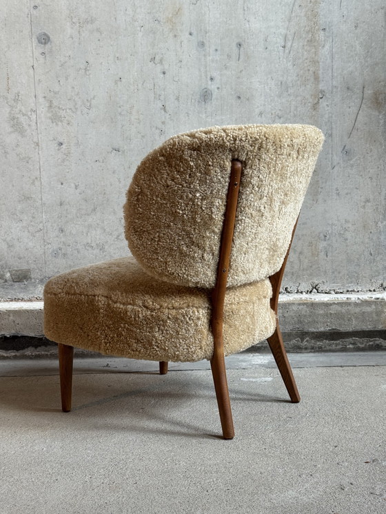 Image 1 of Scandinavische designstoel in schapenvacht