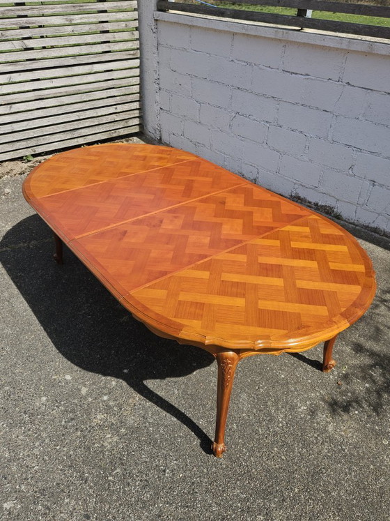 Image 1 of Tavolo da pranzo francese vintage intarsiato - Tavolo allungabile in ciliegio - Stile Luigi XV - Anni '80