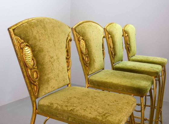 Image 1 of Set aus 6 glamourösen, vergoldeten Barhockern im Hollywood-Regency-Stil mit Cobra-Motiv und frischem, limettengrünem Samtbezug, 