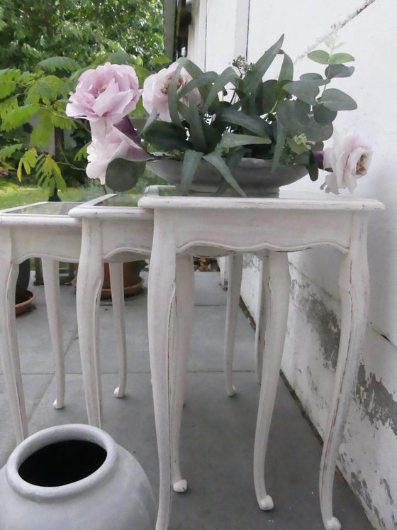 Set di 3 Tavolini con piano in rattan, bianco, Opgeknapt door alicepcuriosa.be, Legno, Vintage (foto 4 di 6)