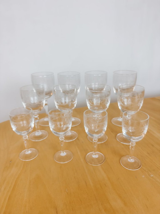 Image 1 of Set di 12 bicchieri da vino vintage con dettagli intagliati