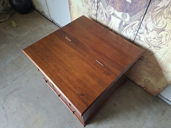Commode classique, table d'appoint, table basse, légères traces d'utilisation. Dimensions : 62 x 62 cm et (photo 5 of 7)