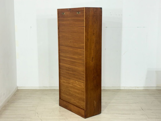 Image 1 of Grote kast met roldeksel uit de jaren 60 – eikenhout – vintage dressoir / kast in mid-century stijl