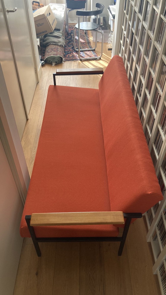Design 3-Sitzer Sofa - Oranger Bezug - Schwarzes Metallgestell - Holzarmlehnen – 3-5 Sitzer Sofas, Textile (photo 3 of 10)