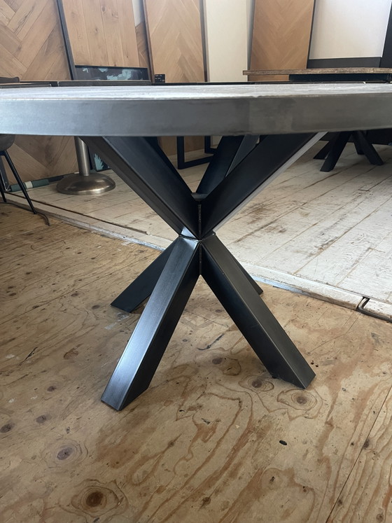 Tavolo da pranzo rotondo in rovere rustico. – Tavoli da pranzo, Metal, Wood (photo 5 of 7)
