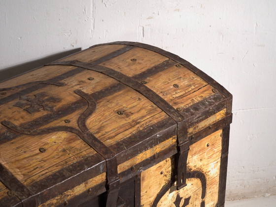 Antique iron-bound chest in pine wood – Central Europe, circa 1870 – Storage cabinet, Brass, Rustic (photo 23 of 40)