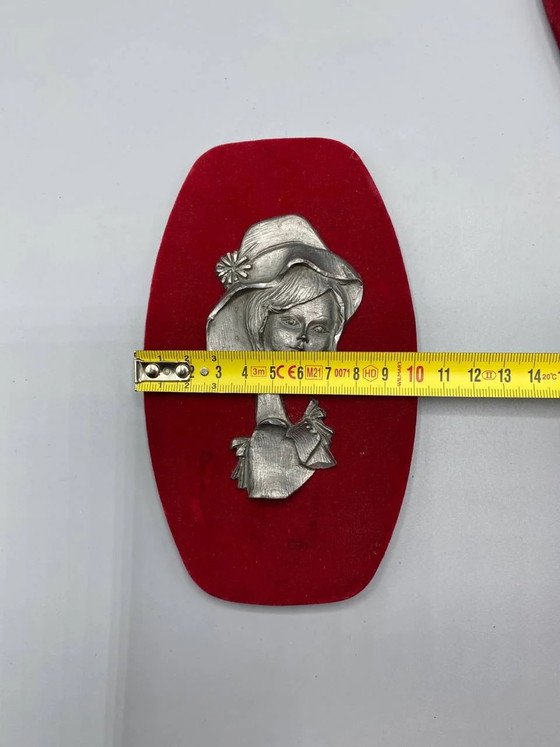 2 Decorative Wall Plaques, Tin Girl Busts on Red Velvet, 1960s-1970s – Decorative Objects (photo 6 of 6)