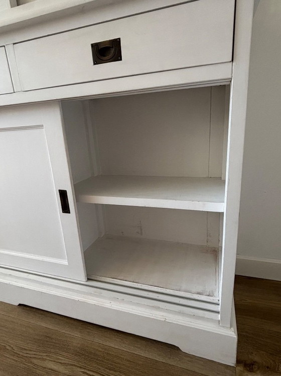 Weiße Holzvitrine mit Schiebetüren, Glas, Klassiek (Foto 8 von 12)