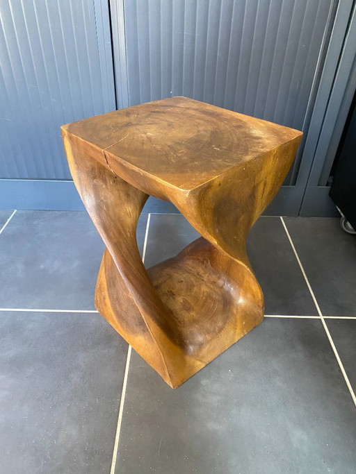 Kruk van massief, onbewerkt walnotenhout, uit één stuk gesneden, 1970 – krukjes, Wood