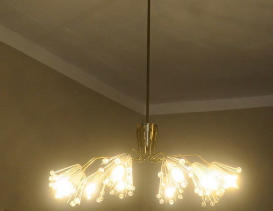 Image 1 of Elliptische kroonluchter met 10 armen van messing en glas, jaren 1950