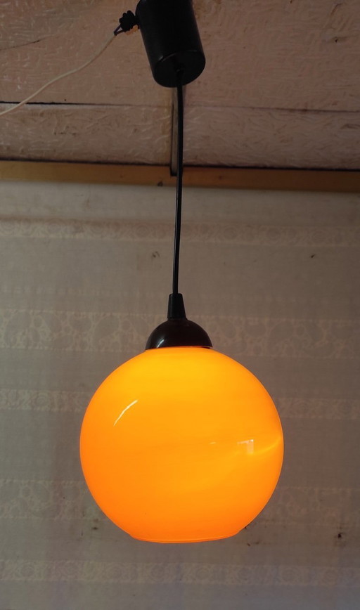 Lampada a sospensione a globo opalino arancione - anni '70