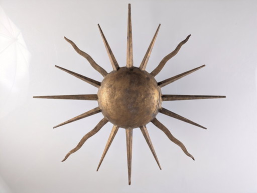 Lámpara de techo grande de metal dorado con diseño de rayos de sol, de mediados de siglo, década de 1960. – plafondlampen