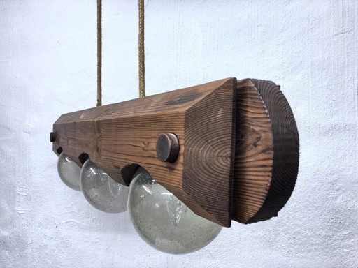 Hanglamp van Temde, gemaakt van hout en glas, met drie lichtpunten, in brutalistische stijl uit de jaren 70.
