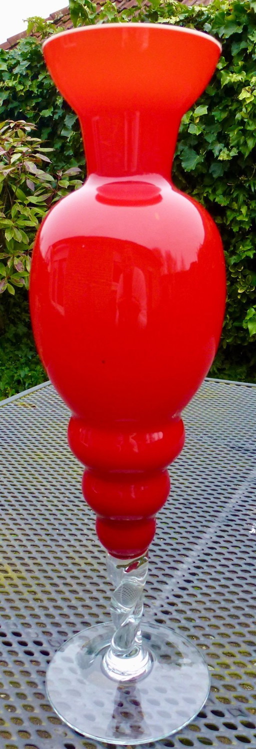 Wunderschöne Empoli Vintage Vase aus rotem Opalglas, Höhe 40 cm.