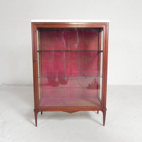 Image 1 of Vitrina de caoba con tapa de mármol, década de 1920.